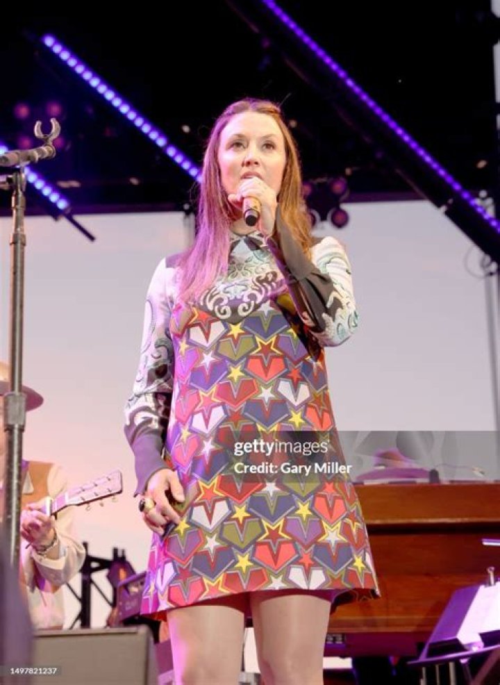 Brandi Carlile Performs &ldquo;Right on Time&rdquo; at the 2022 Grammys Watch