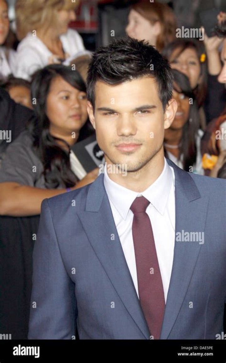 US actor Taylor Lautner arrives for the 2009 MTV Movie Awards at Gibson